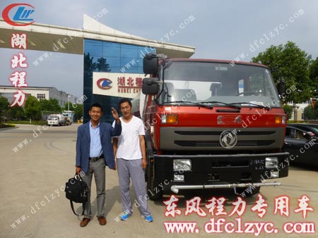 东风1208后双桥洒水车与客户在程力门口留影