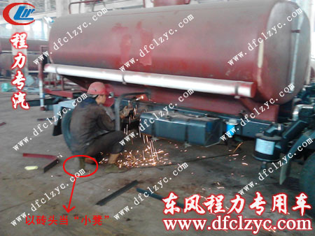 程力师傅以砖头当凳子