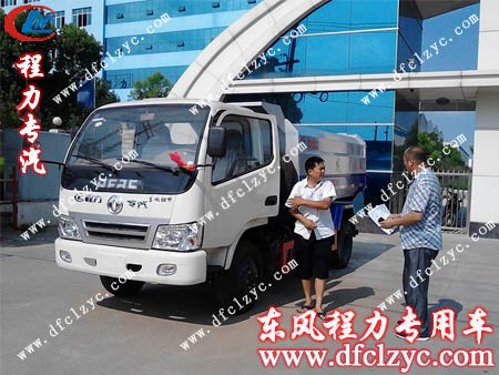 司机正在与提车用户交代注意事项交接车辆