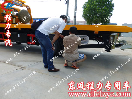 专业师傅在向客户讲解操作步骤及注意事项