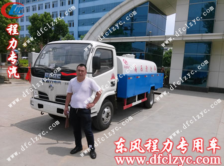 车间主任正在为客户讲解高压清洗车的操作方法