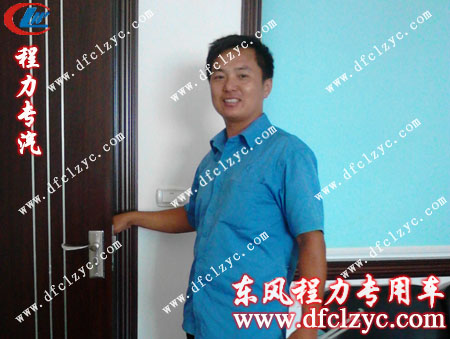 程力张师傅穿着刚发下来的衣服，显得格外精神