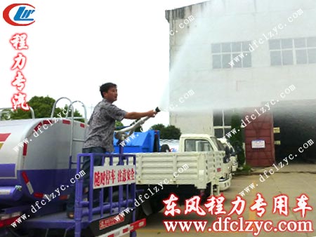 湖北程力师傅在对小霸王洒水车进行车辆试水