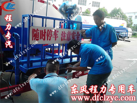 湖北程力师傅正在铆标识牌