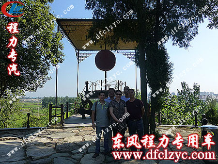 用户前来湖北程力购车，程力主管马旭东带领用户感受随州文化