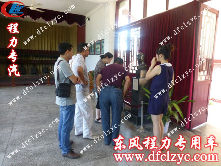 用户前来湖北程力购车，程力主管马旭东带领用户感受随州文化