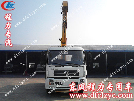 东风天锦随车吊带洒水两用车的正面实拍图
