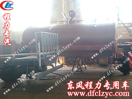 湖北程力东风1208后双桥洒水车加装罐体作业
