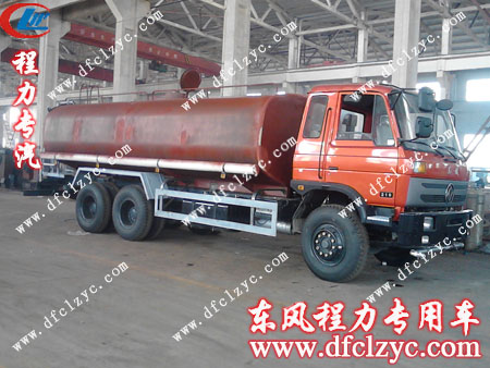 等待喷漆的东风1208后双桥洒水车