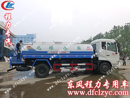 客户对东风天锦洒水车做最后的检查