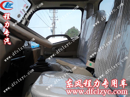 车窗干净明亮，驾驶室简洁舒适