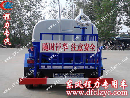 东风小霸王洒水车尾部造型时尚又实用