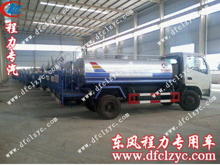 排列整齐的东风小霸王洒水车备车