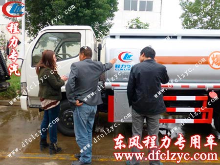 郑州客户考察我湖北程力东风小霸王加油车