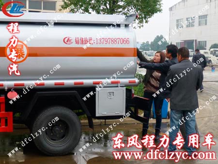 湖北程力销售经理为客户介绍东风小霸王加油车材质