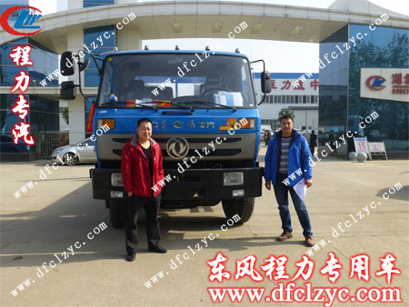 东风153平板运输车即将开往重庆市