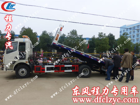 客户正在对东风多利卡清障车进行最后的调试