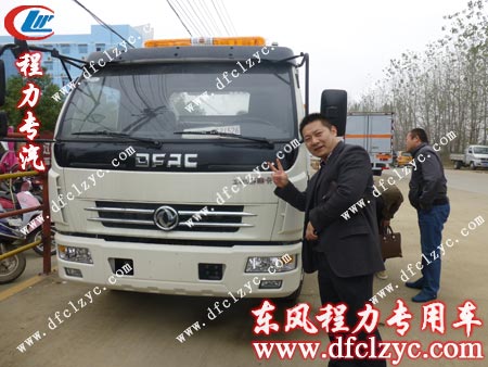 客户在新车面前留下愉快的身影