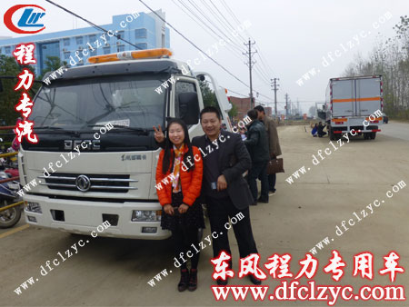 客户与湖北程力销售经理合照，双方合作愉快