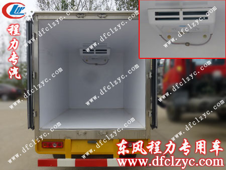 东风小霸王冷藏车洁白的厢体