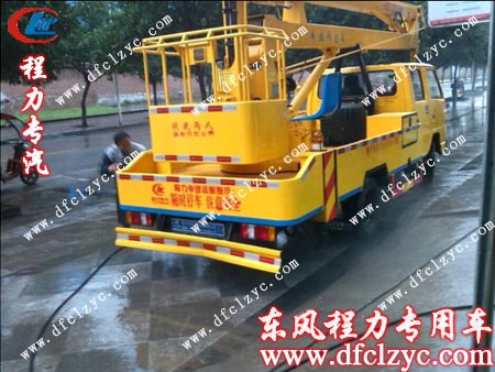 湖北程力江铃高空作业车被清洗的画面