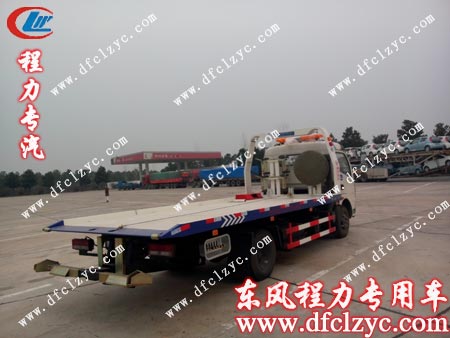 湖北程力专用汽车有限公司东风多利卡清障车排队等待加油