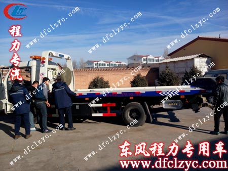 李先生及其朋友仔细查看东风多利卡清障车场景