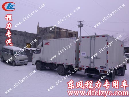 湖北程力江铃厢式货车队伍在雪地上穿行