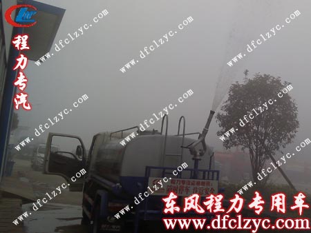湖北程力东风小霸王洒水车试水场景