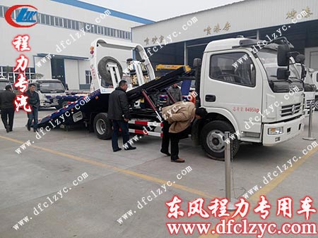 =用户到湖北程力清障车间成品区看车情景