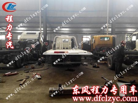 即将上装完毕的湖北程力东风锐铃清障车