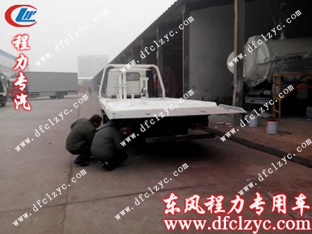 湖北程力东风一拖二锐铃清障车做最后喷漆工作