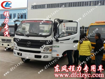 宁夏客户来到我湖北程力清障车生产车间参观一拖二清障车