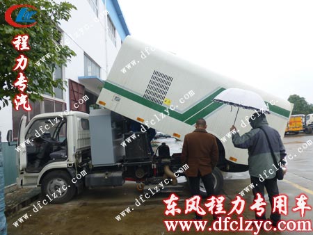 湖南郴州陈总到程力公司看东风多利卡吸尘车