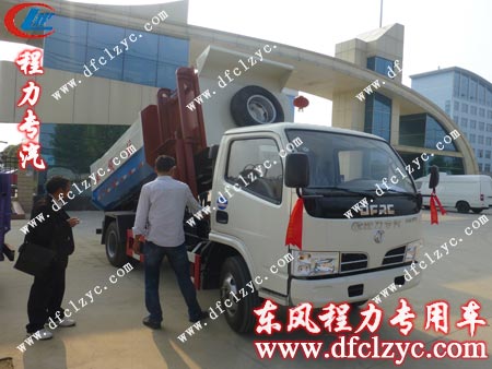 司机正在演示如何使用挂桶垃圾车