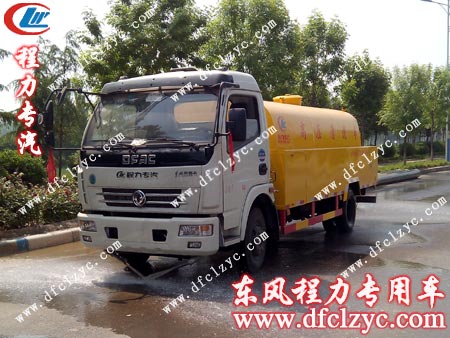 司机陪同客户对高压清洗车进行检验1 司机陪同客户对高压清洗车进行检验1