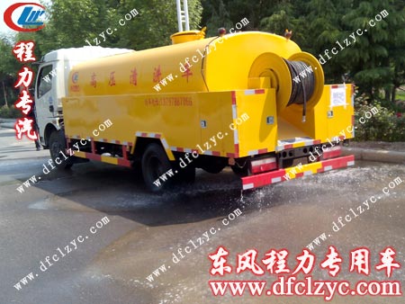 司机陪同客户对高压清洗车进行检验2 司机陪同客户对高压清洗车进行检验2