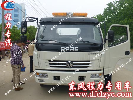 客户详细查看清障车的外形、配置 客户详细查看清障车的外形、配置