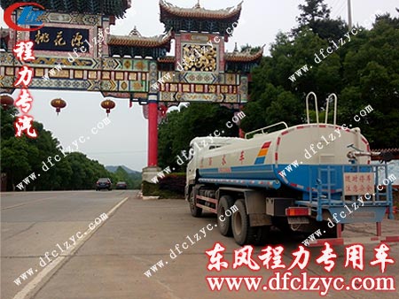 东风天龙后双桥洒水车途径常德桃花源 东风天龙后双桥洒水车途径常德桃花源