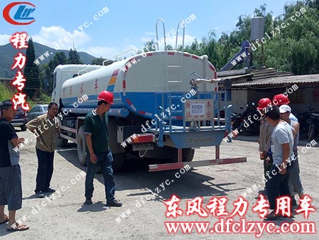 东风天龙后双桥洒水车到达云南昆明 东风天龙后双桥洒水车到达云南昆明