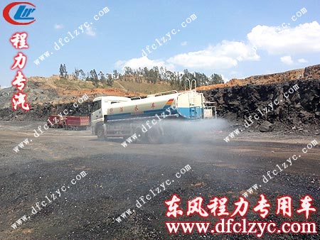 东风天龙后双桥洒水车试水效果图 东风天龙后双桥洒水车试水效果图