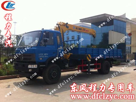 东风153随车吊正等待客户检验 东风153随车吊正等待客户检验