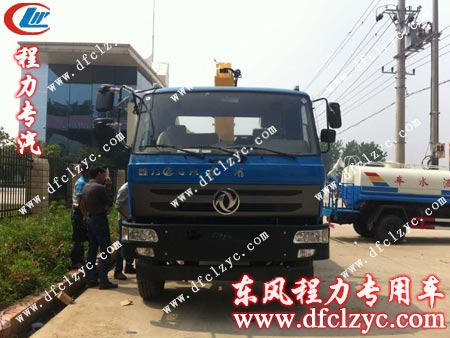 客户正在检验东风153随车吊的外观 客户正在检验东风153随车吊的外观