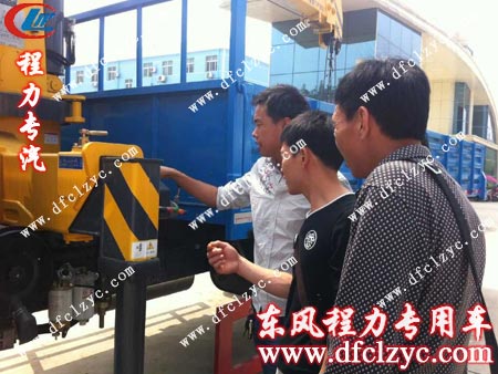 司机正在讲解随车吊的支腿操作流程 司机正在讲解随车吊的支腿操作流程