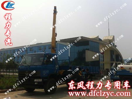 司机正在演示随车吊的吊机 司机正在演示随车吊的吊机