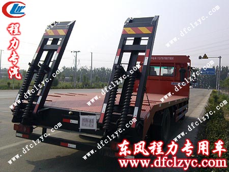 湖北程力司机途中检查东风天锦平板运输车车况 湖北程力司机途中检查东风天锦平板运输车车况