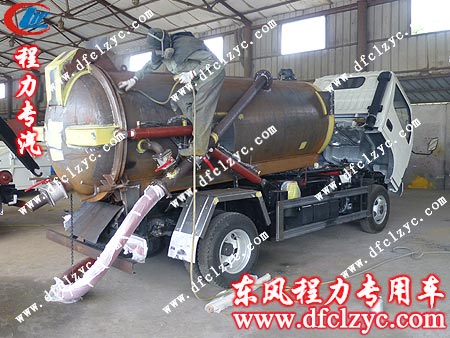 东风小多利卡吸污车生产完毕进入油漆车间