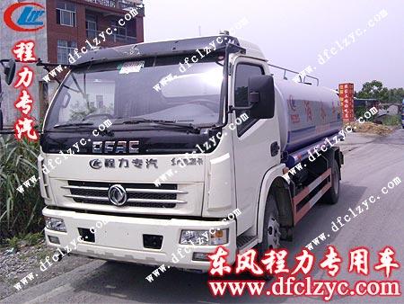 东风多利卡洒水车进入湖北通山县