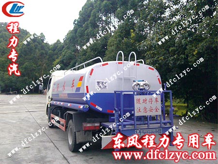 东风多利卡洒水车进入江西境内