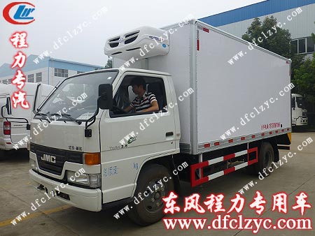 客户亲自试驾江铃冷藏车